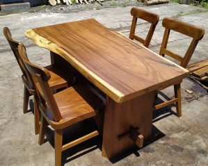 Meja makan kayu solid