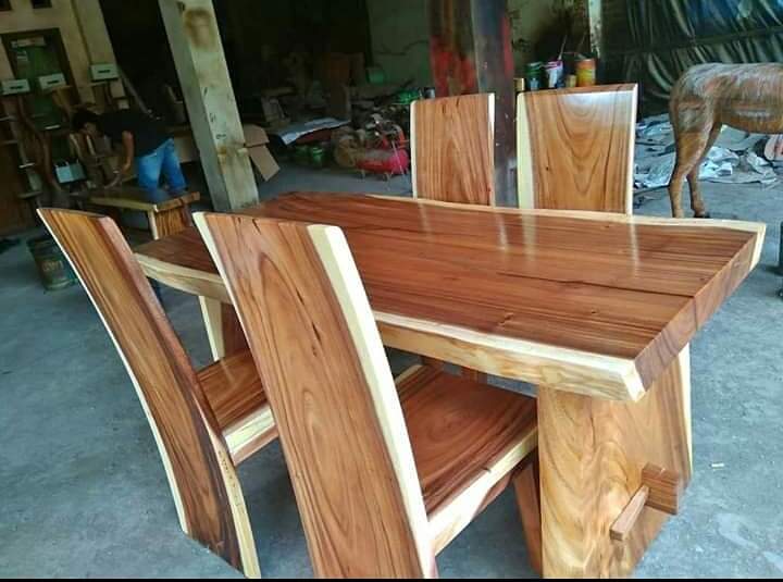 Meja makan kayu solid trembesi