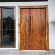 Pintu kayu solid