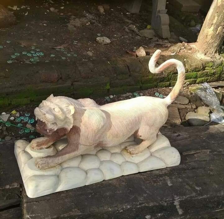 Patung macan kayu solid